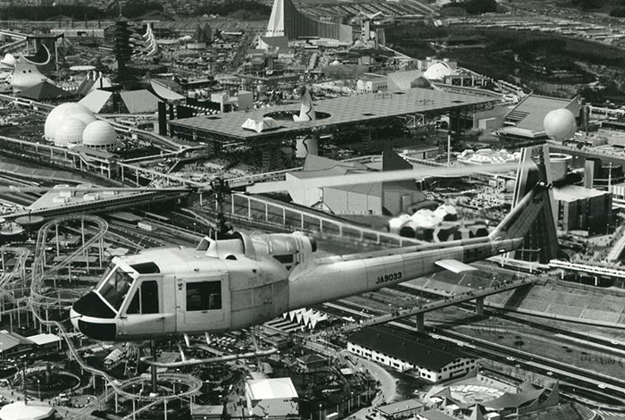大阪万博会場上空を飛行する富士ベル式204B(1970年）